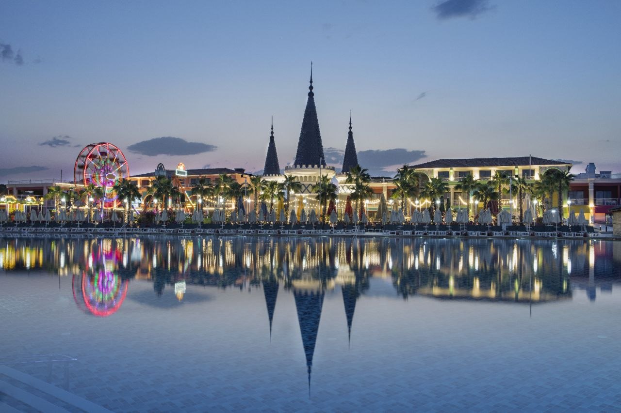 Отель — ночной вид